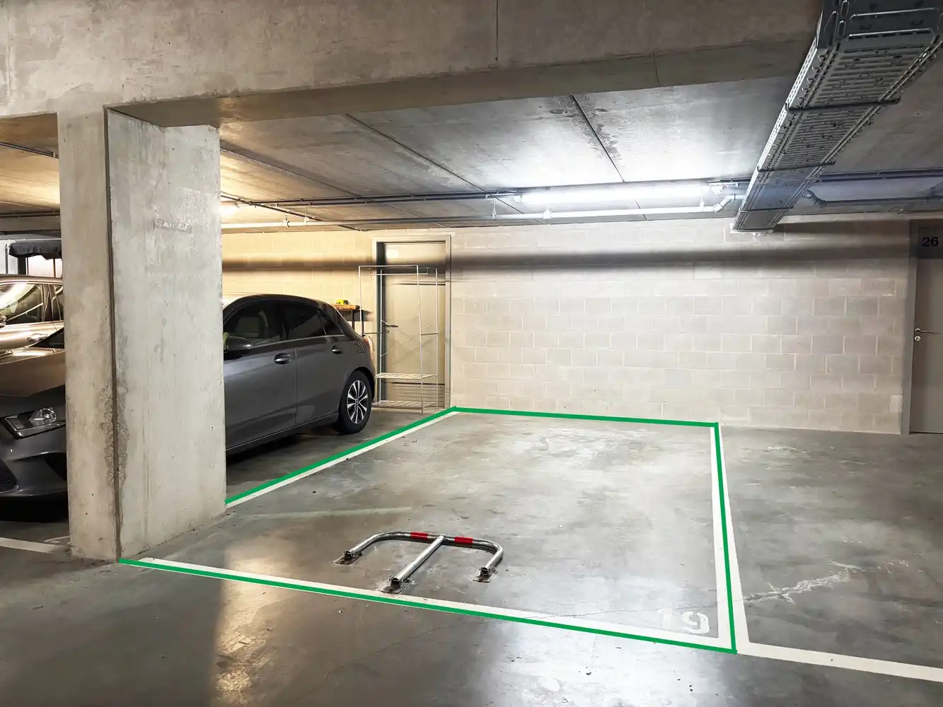 Ondergrondse autostaanplaats in Emblem foto {{pictureIndex}}