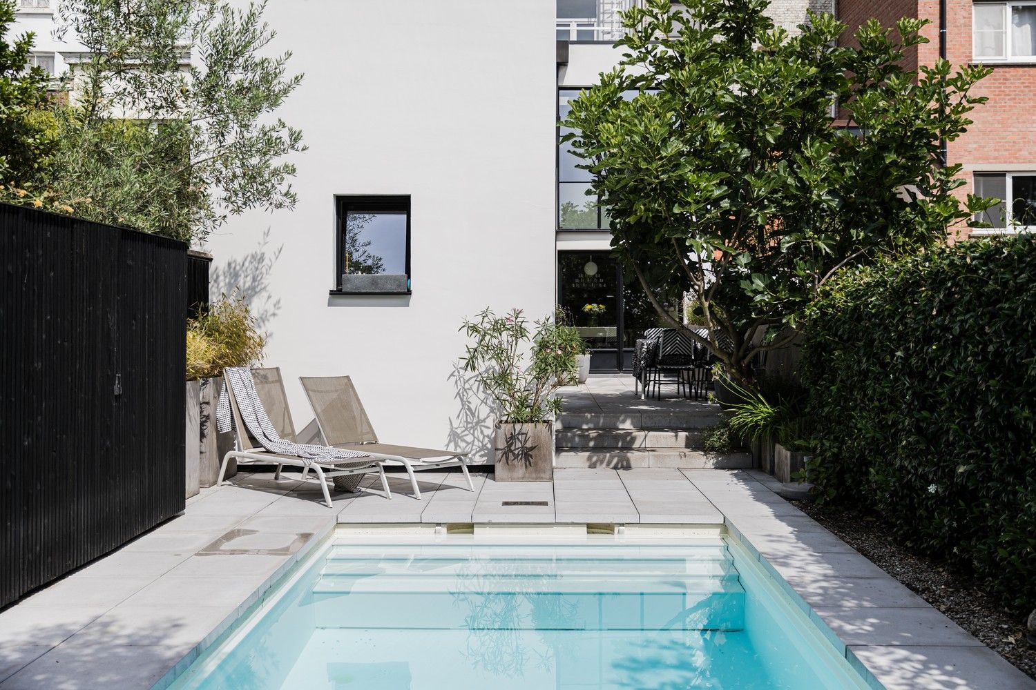 Buitengewoon royaal herenhuis centrum Gent met verwarmd buitenzwembad. foto {{pictureIndex}}