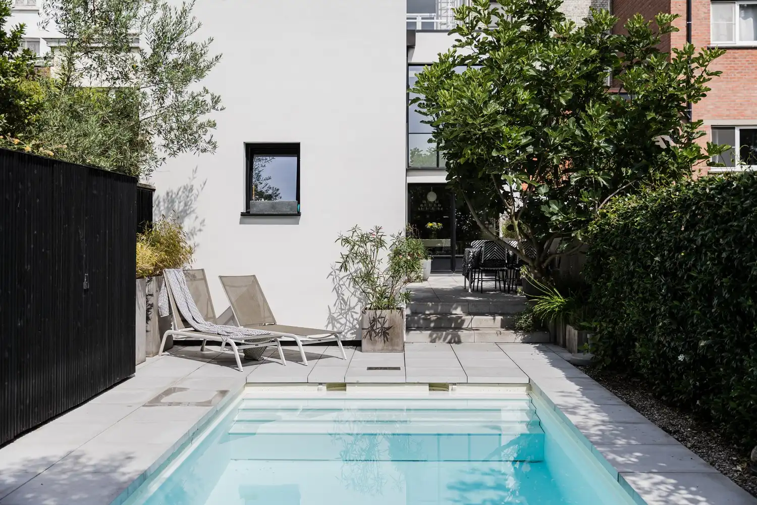 Buitengewoon royaal herenhuis centrum Gent met verwarmd buitenzwembad. foto {{pictureIndex}}