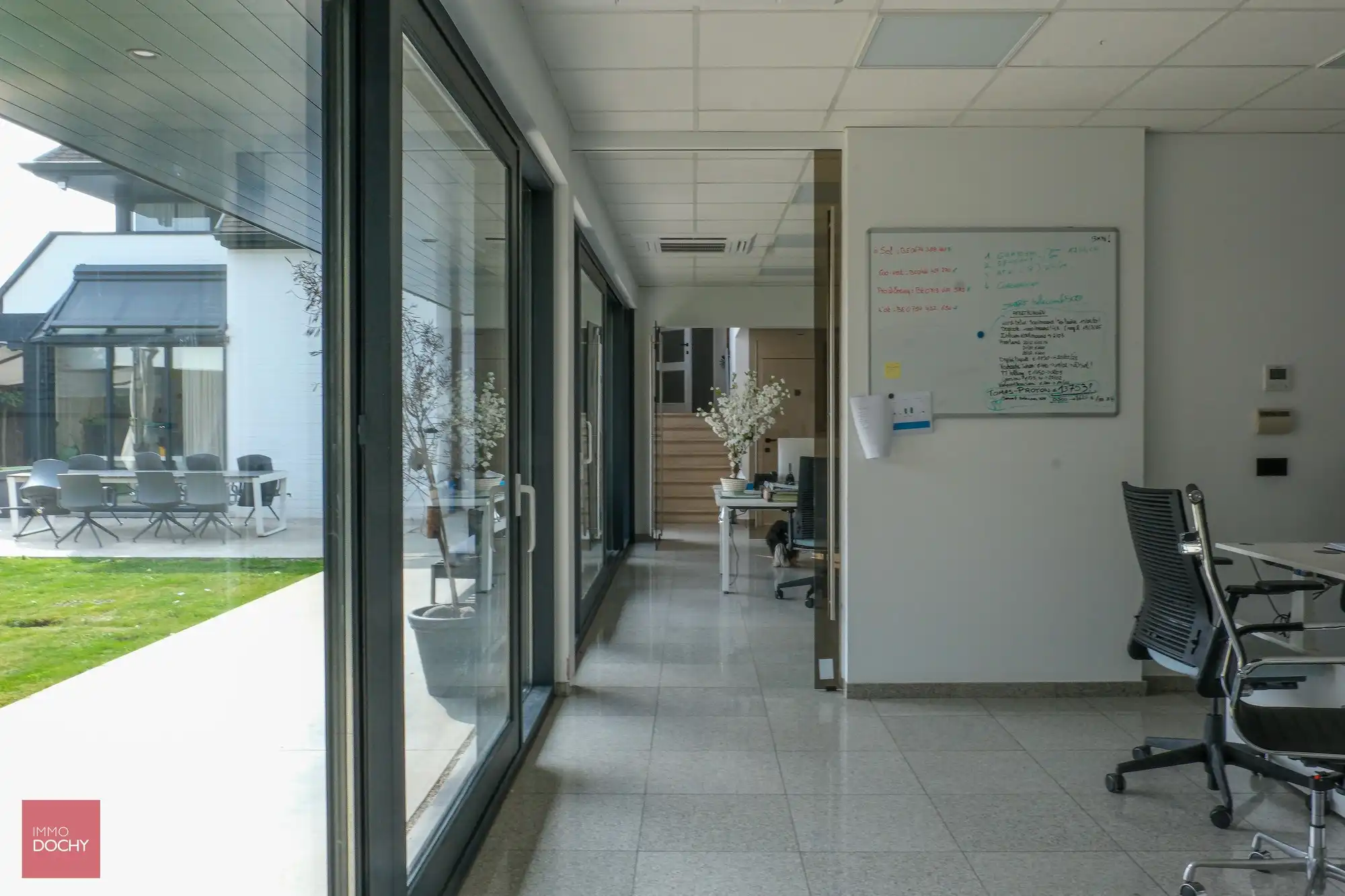 Commercieel gelegen kantoorcomplex met privé-woonst (villa) foto 14