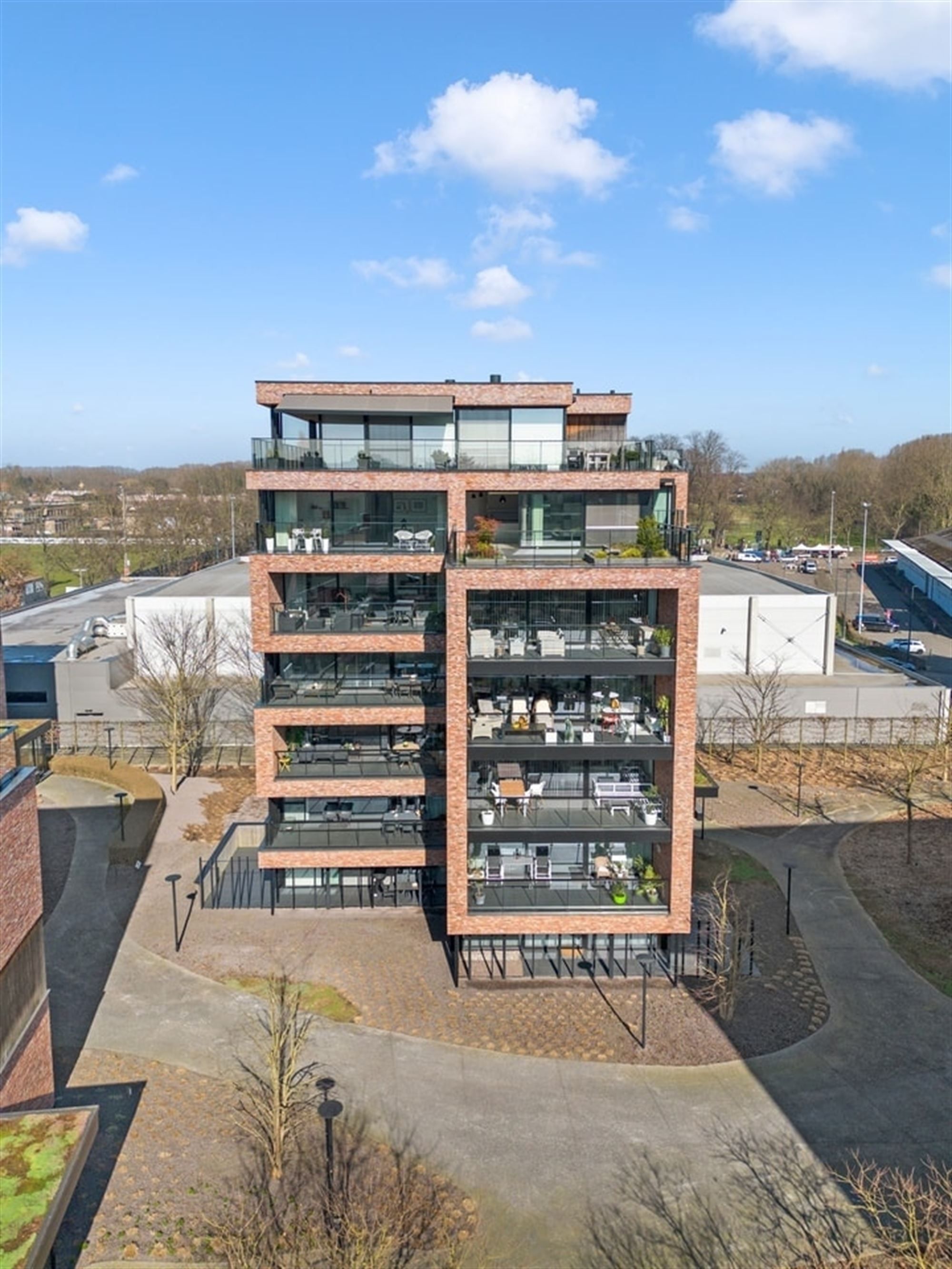 KNAP ENERGIEZUINIG APPARTEMENT MET RUIME TERRASSENEN TWEE STAANPLAATSEN IN SINT-TRUIDEN  foto 2
