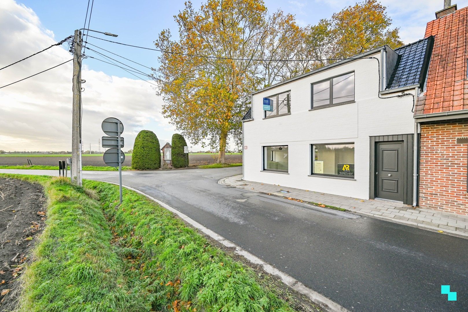 Volledig gerenoveerde woning met zicht op de velden foto {{pictureIndex}}