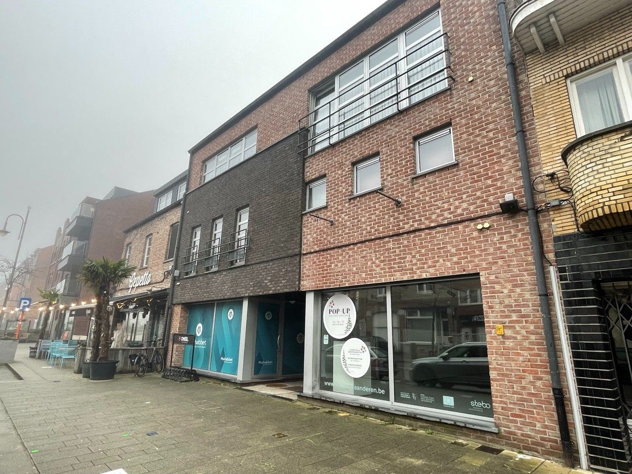 Genk, Vennestraat 127/2B Volledig instapklaar handels- of horecapand (120m2) met 2 terrassen. foto 2