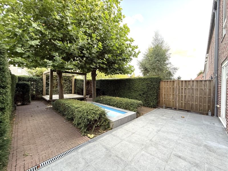 Rustig gelegen woning met mooie tuin en carport foto 2