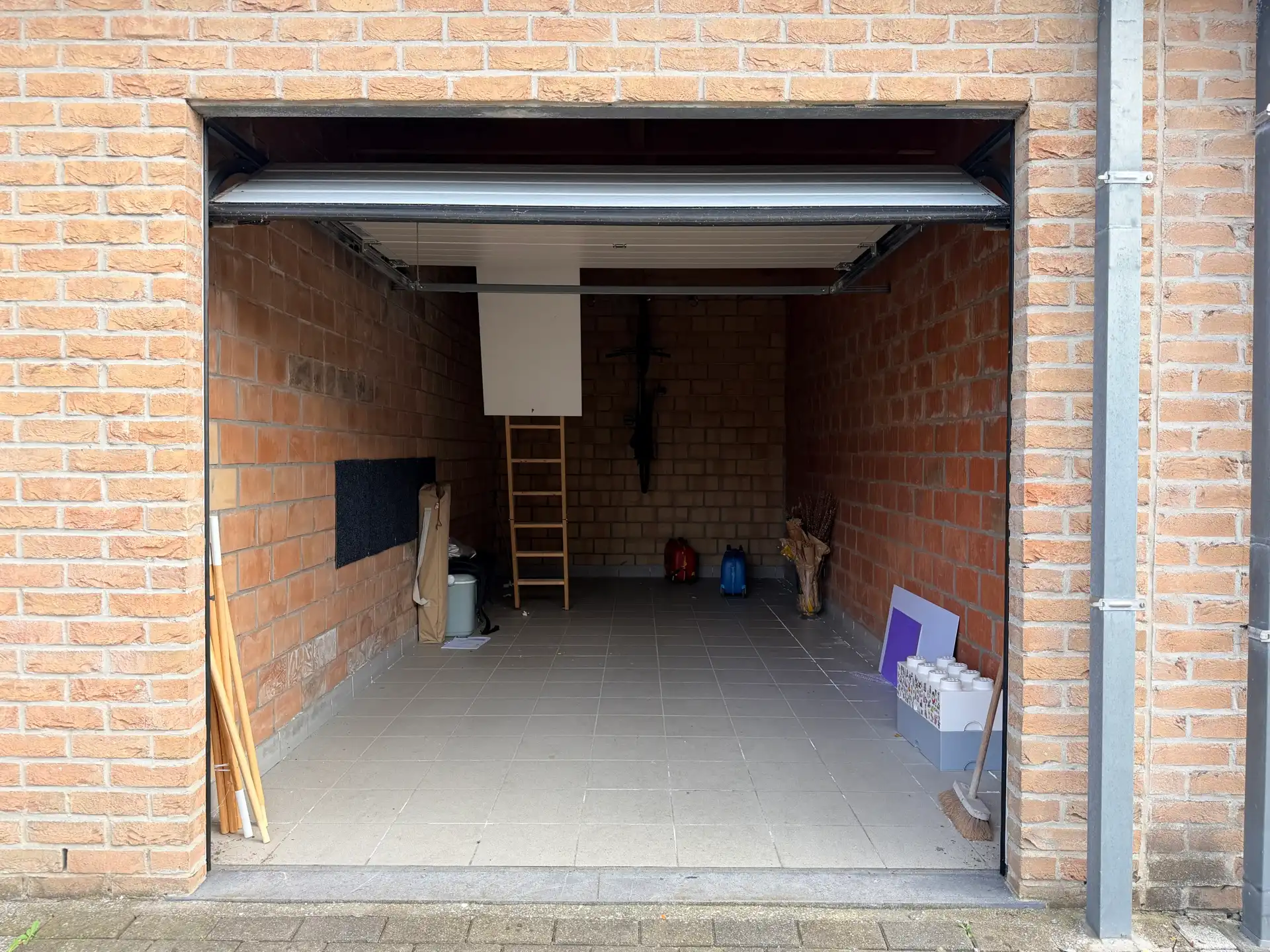 Ruime garage met parkeerplaats en zolder – Adinkerke. foto 3