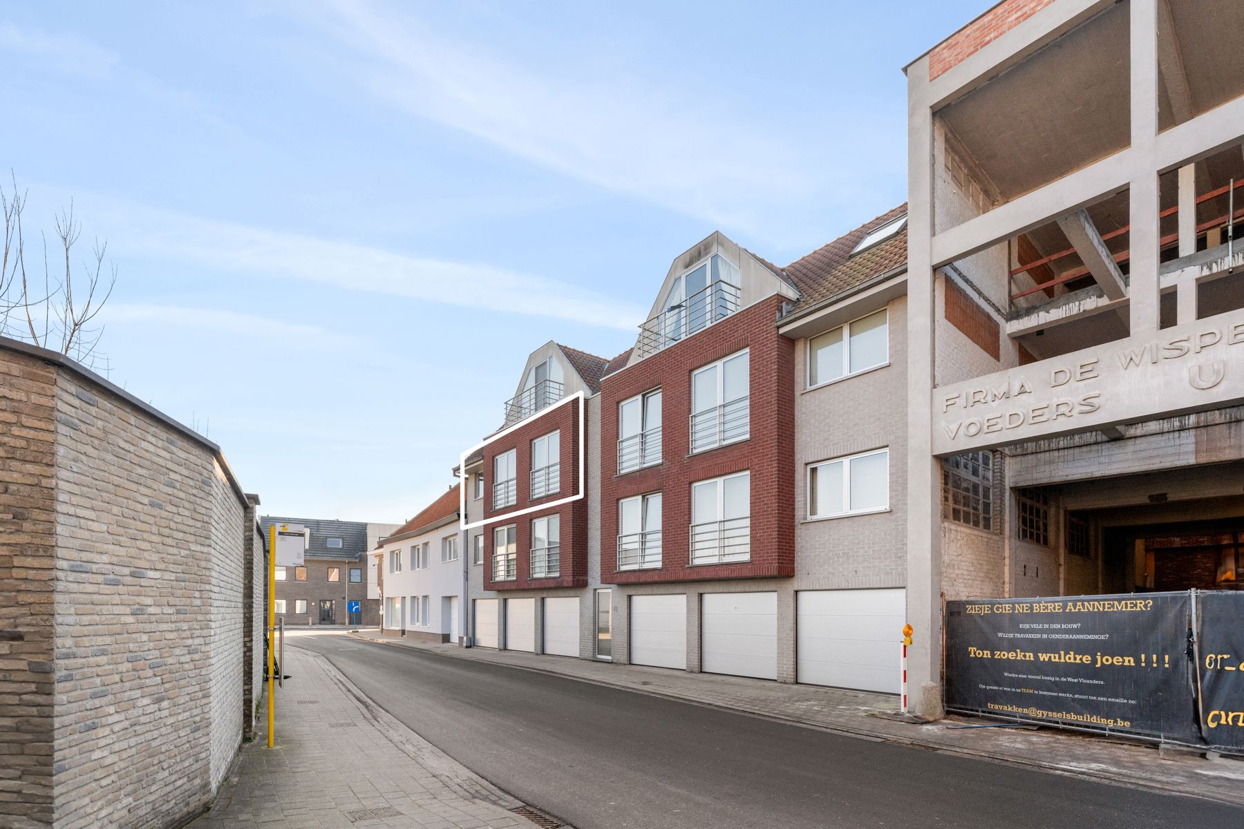 Ruim tweeslaapkamerappartement met terras en dubbele garage foto 16