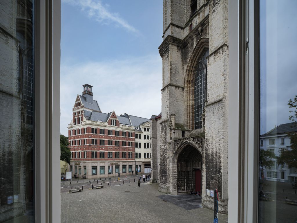 Luxueus appartement met groot volume en terras op toplocatie aan de Sint-Michielskerk foto 3