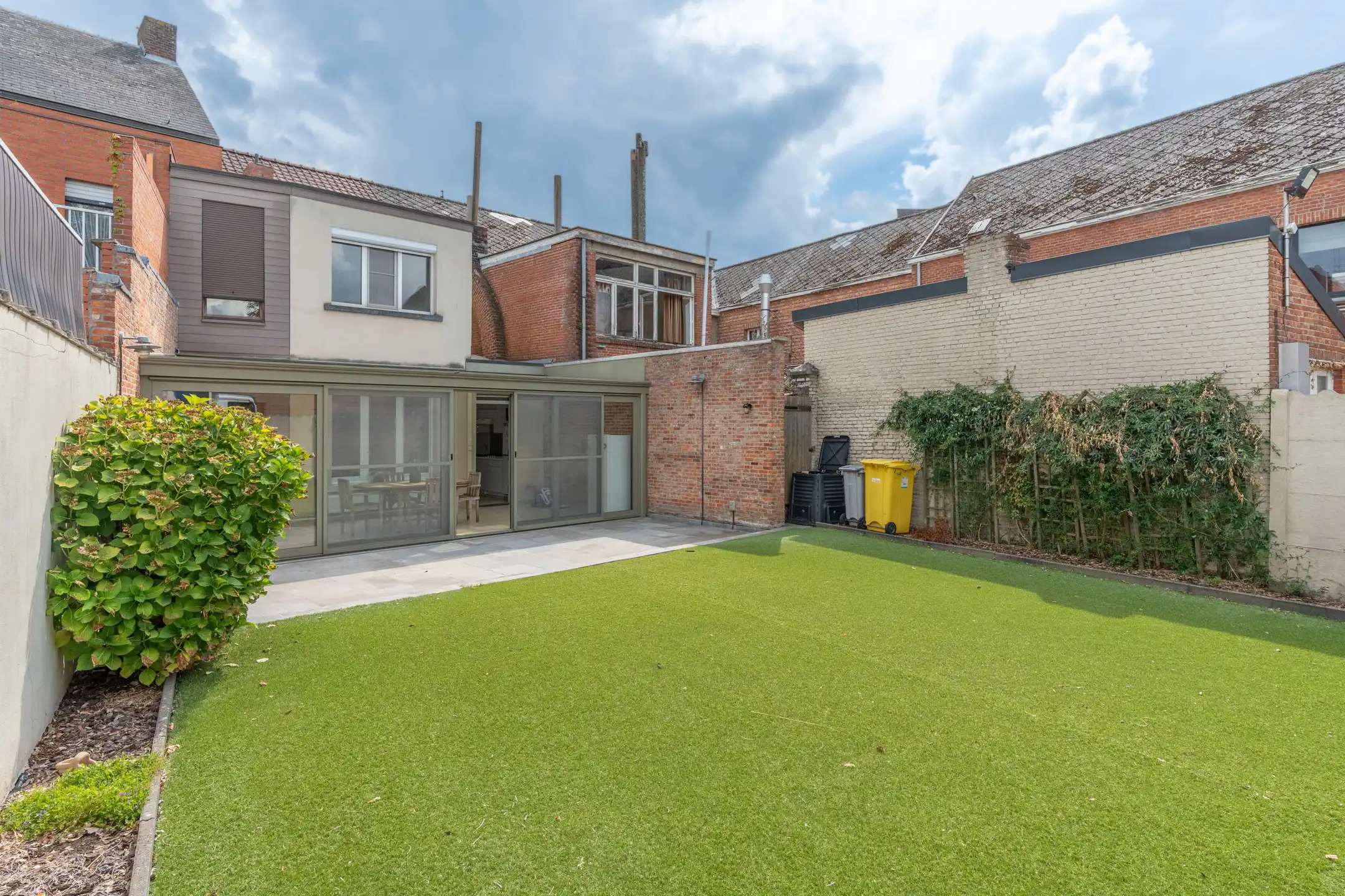 Gezellige stadswoning met 3 gr slpks en toffe tuin op 308 m² foto 2
