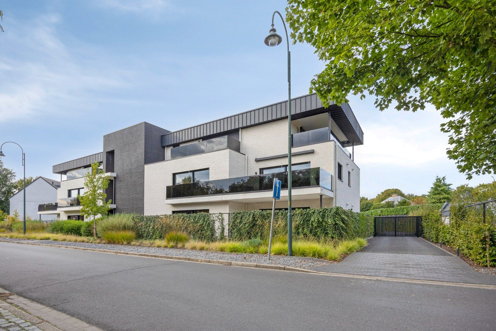 Ruime ondergrondse autostaanplaats voor mindervaliden in het centrum van Balen !  foto 3