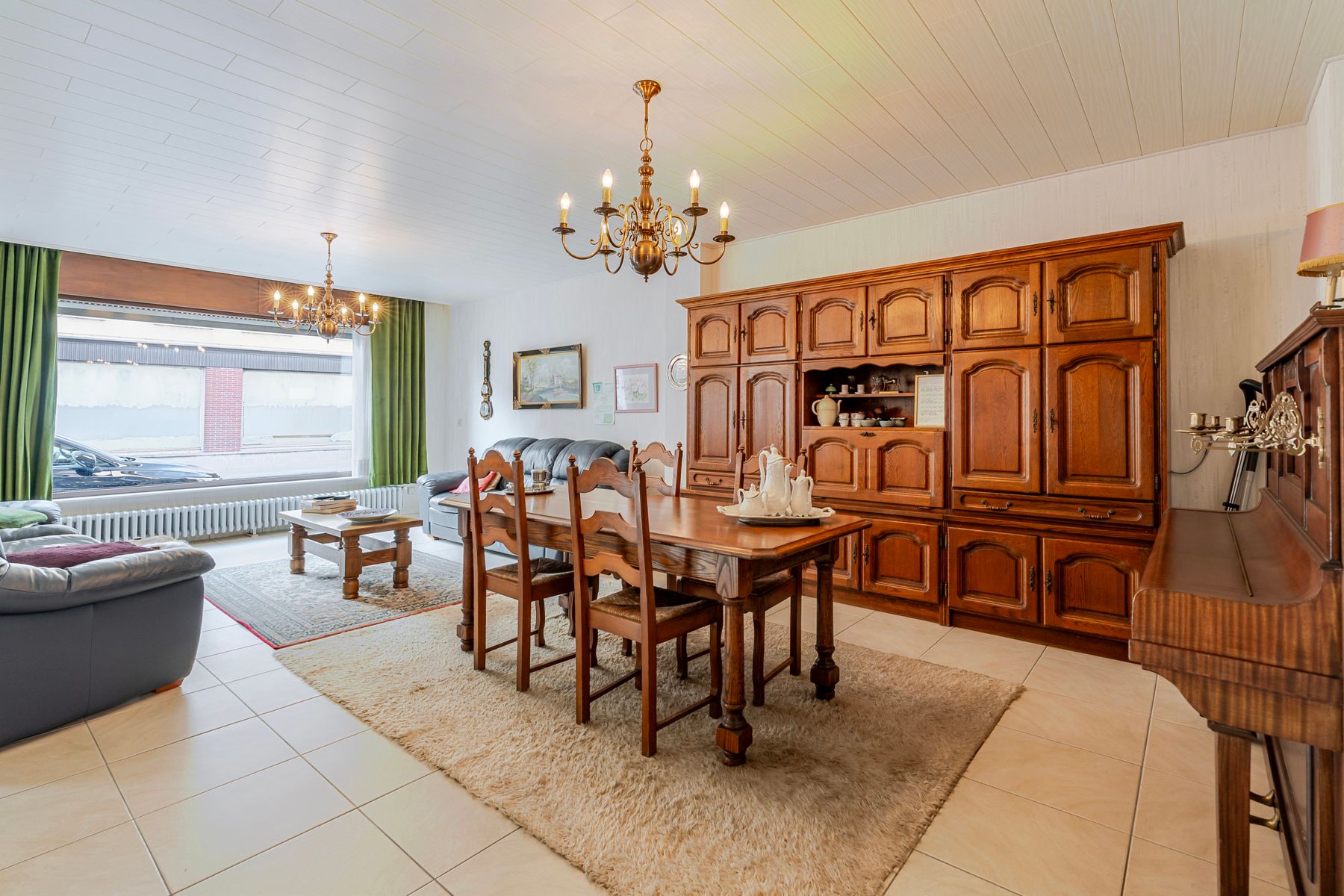 Ruime woning met meerdere bijgebouwen foto 5