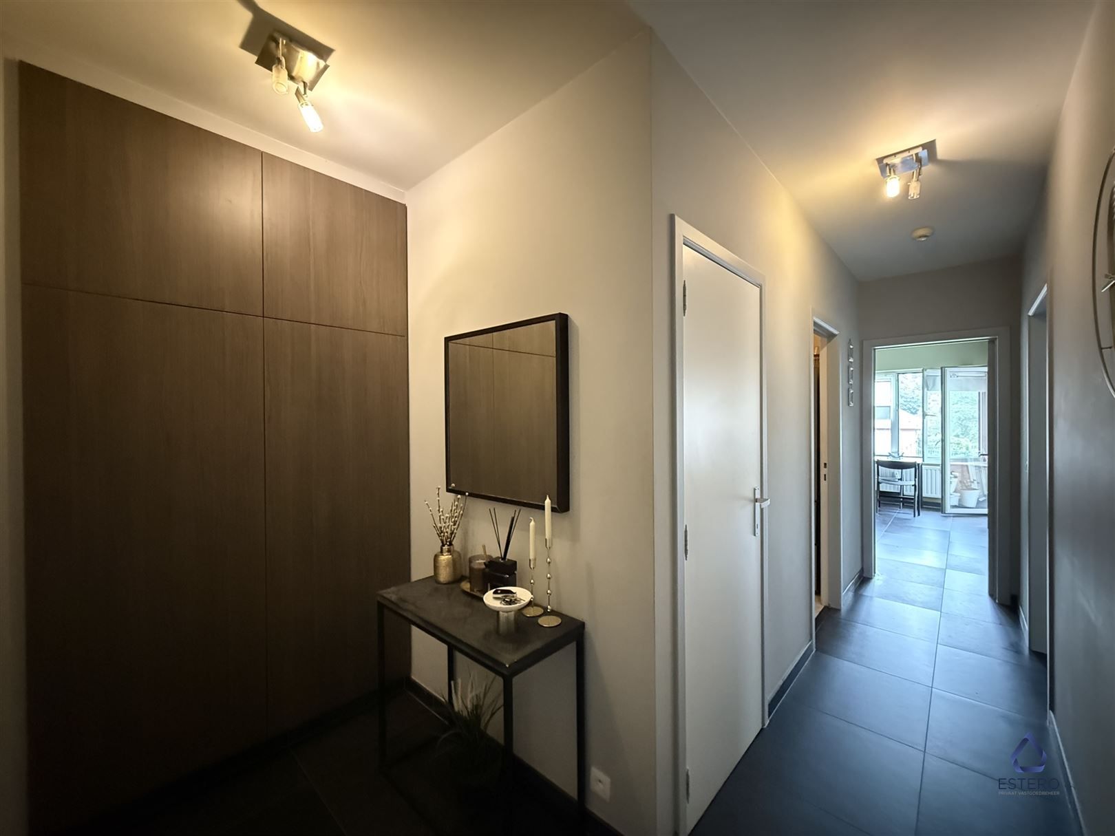 Ruim appartement met 3 slaapkamers en terras foto 2