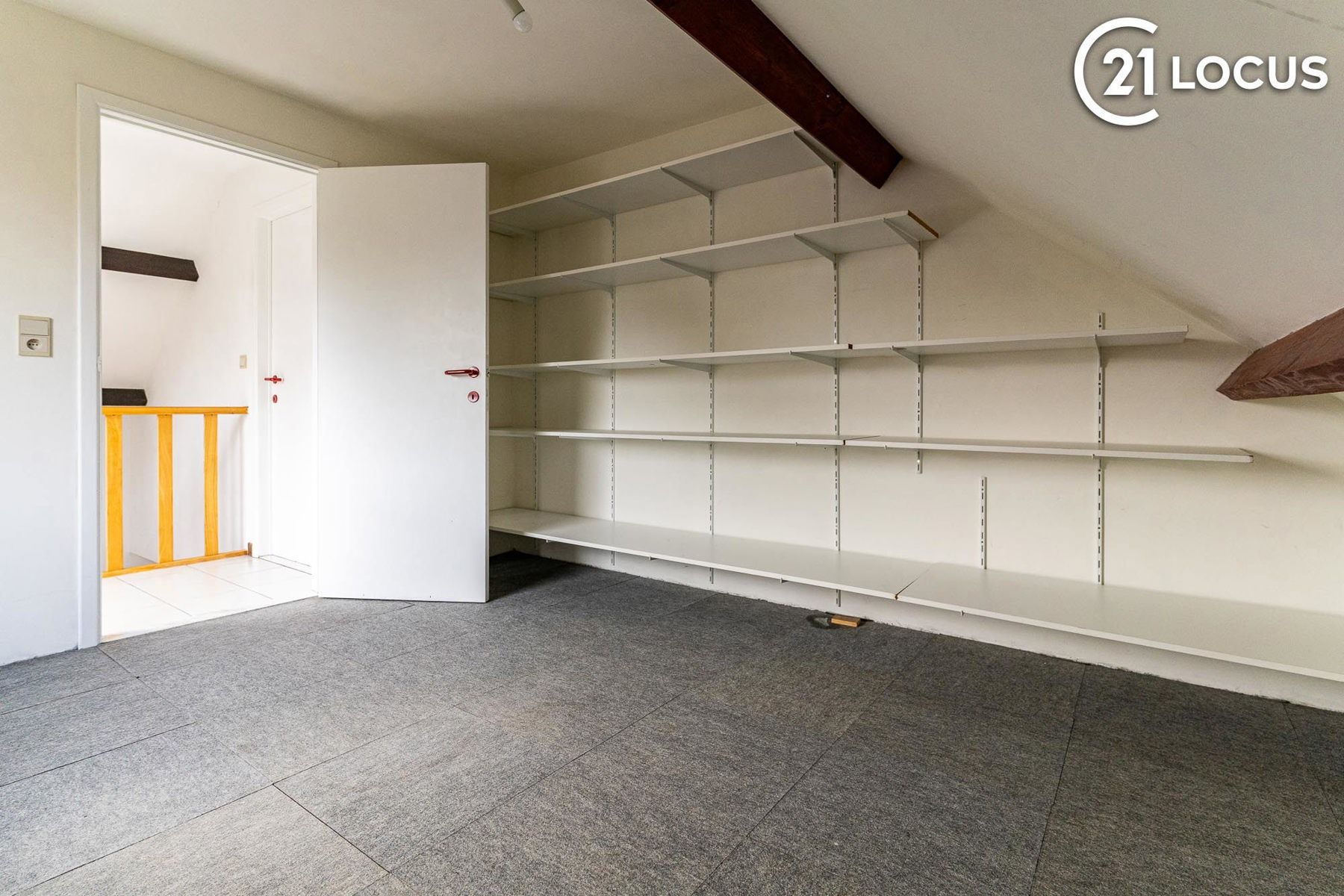 Ruime woning in rustige buurt te Zwijndrecht - 5 slaapkamers foto 19