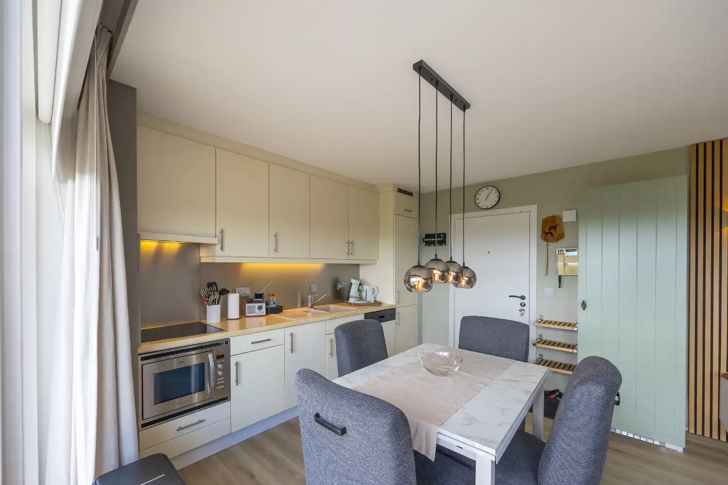 Prachtig gerenoveerd 1-slaapkamerappartement met zongericht terras en prachtig open uitzicht foto 3