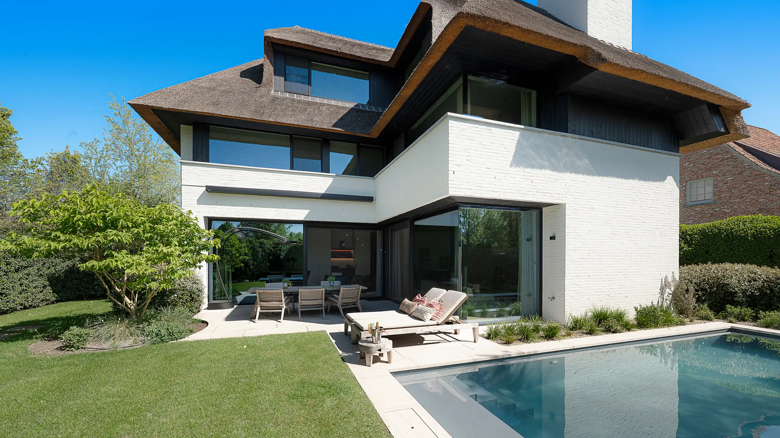 Tijdloze villa in een residentiële omgeving in Knokke foto {{pictureIndex}}