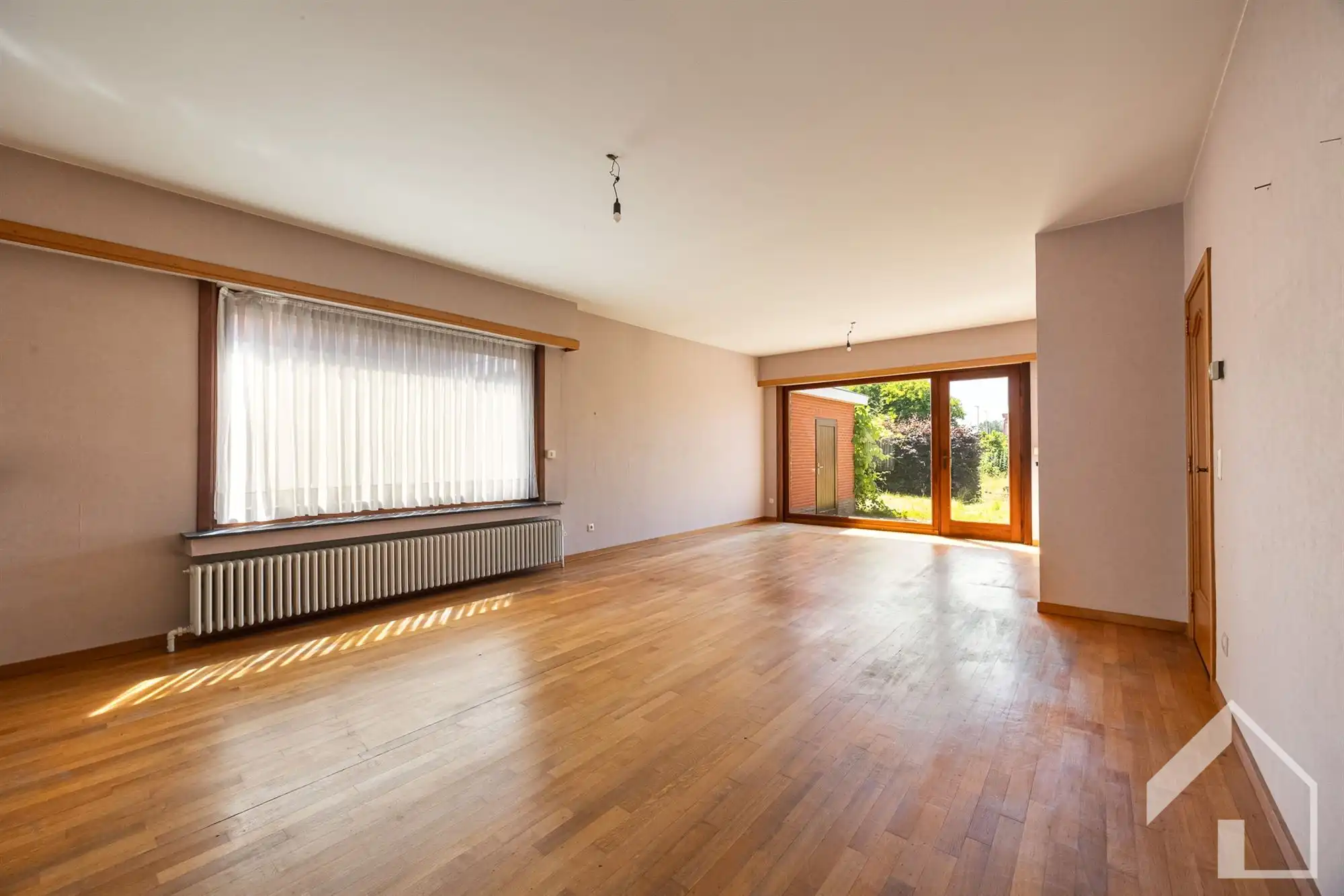 Ruime te renoveren gezinswoning met veel potentieel foto 8