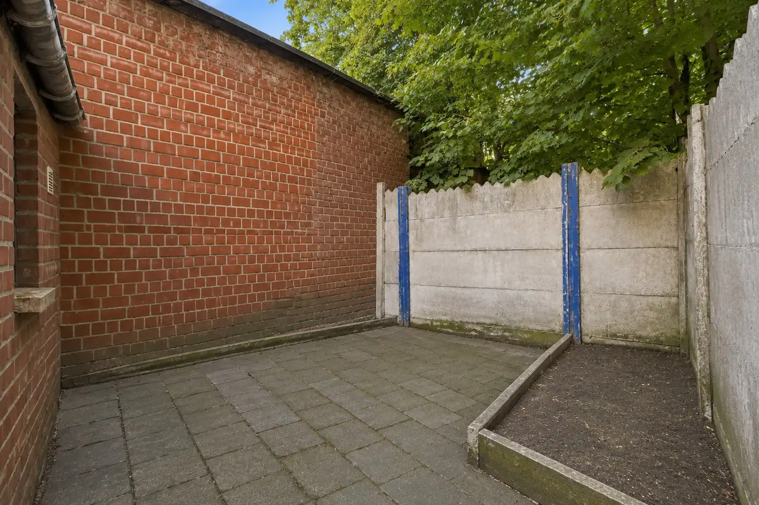 Te renoveren woning met 3 slaapkamers, kelder en zuidwestgerichte stadskoer in Tielt! foto 14