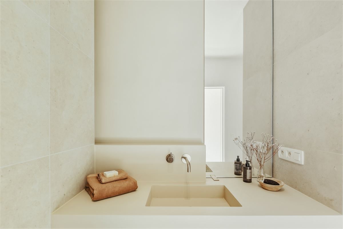 Luxueus gerenoveerd gelijkvloers appartement met 40m² terras foto 20