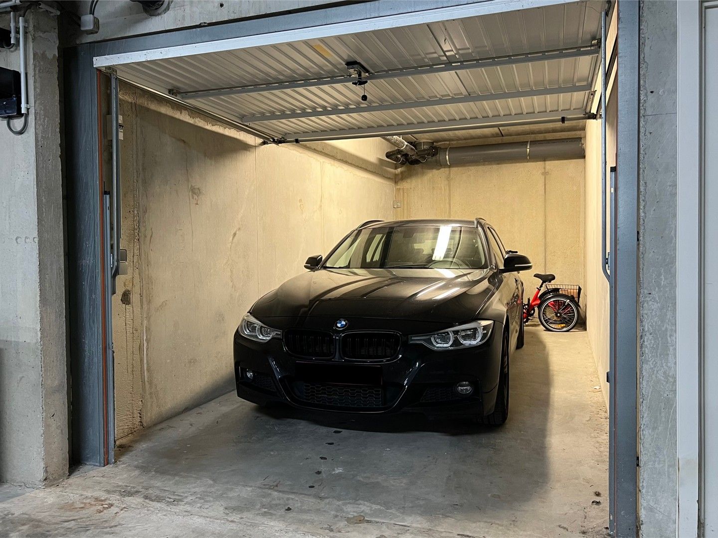 Ruime garage in een piekfijn complex! foto 5