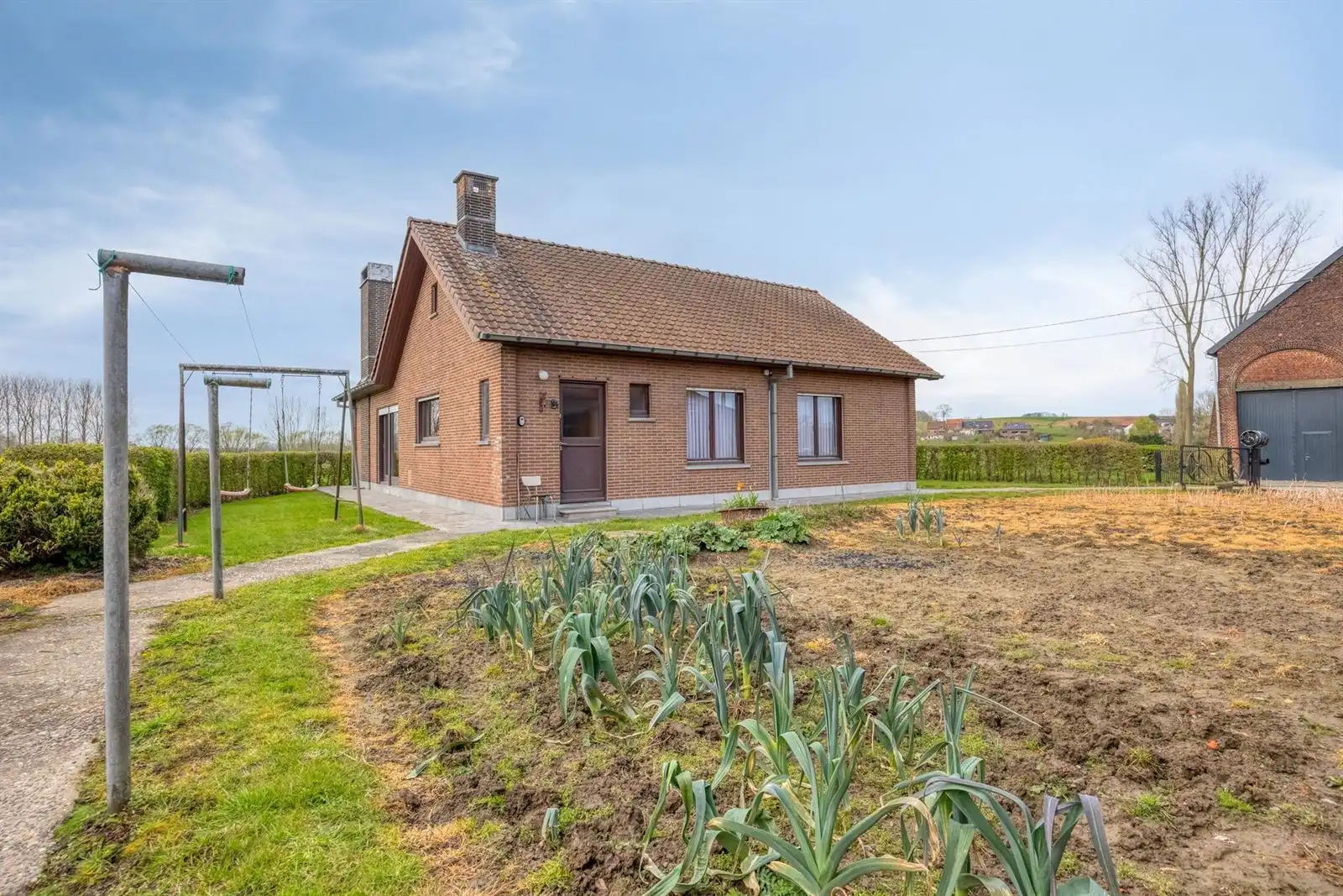 Hoofdfoto van de publicatie: Alleenstaande woning met schuur en omliggende weiden 