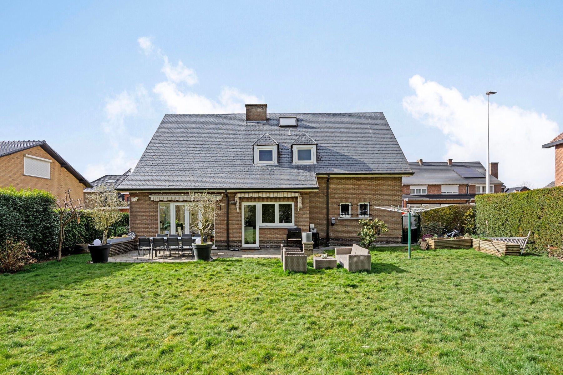 Ruime gerenoveerde vrijstaande woning nabij centrum Halle foto 2