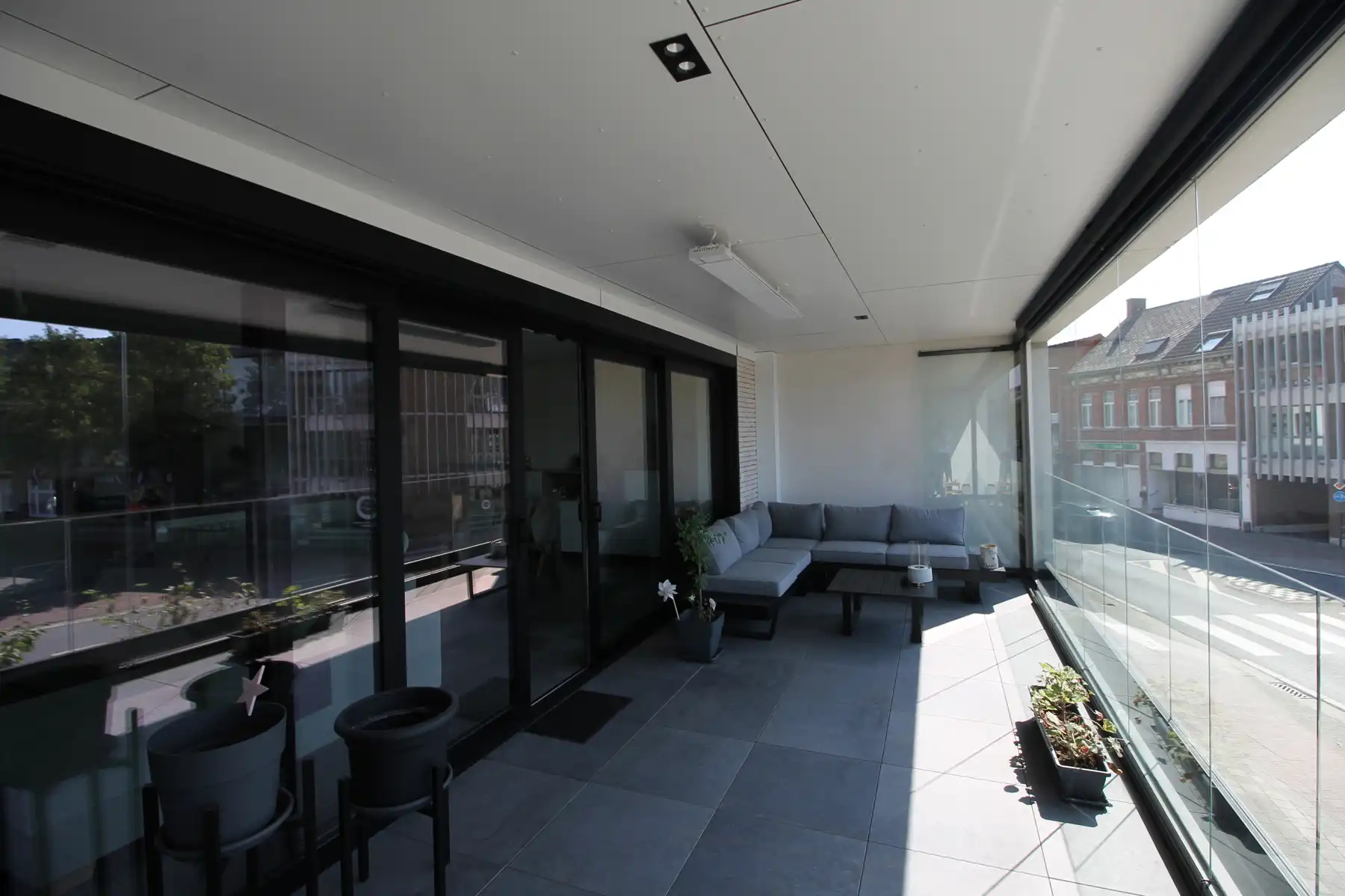 Ruim appartement van 122 m² met 2 slaapkamers, 2 terrassen, autostaanplaats en kelderberging. foto 2