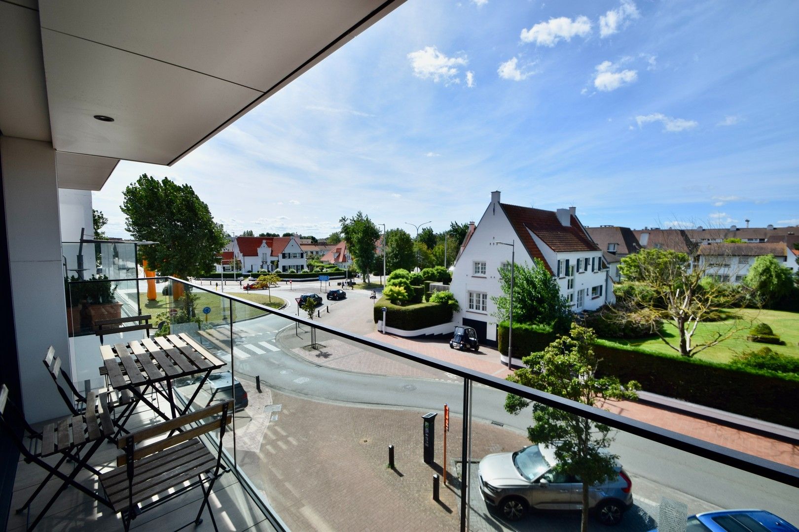 Fantastisch lichtrijk appartement met open zicht op enkele passen van de Zeedijk en de winkels te huur. foto 8