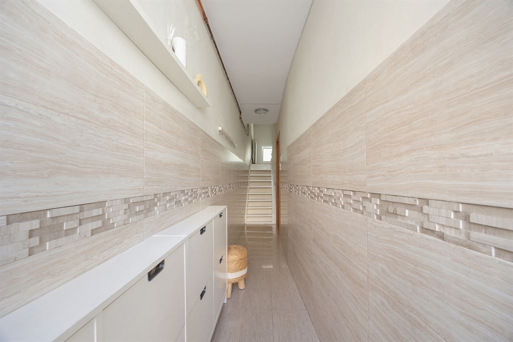 Ruime woning met 4 slaapkamers en stadskoer foto 2