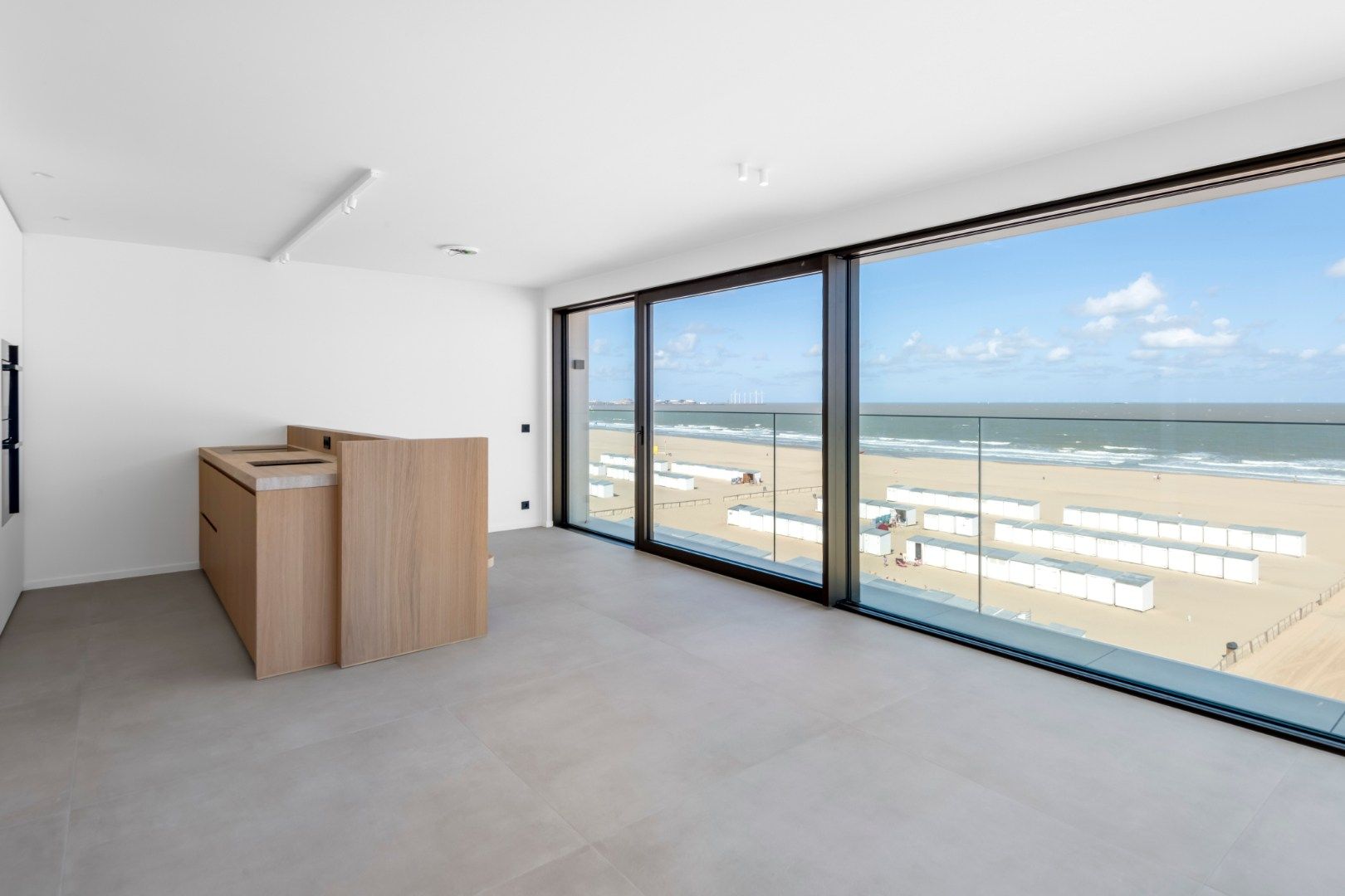 Nieuw, uitzonderlijk hoekappartement met frontaal zeezicht. INCLUSIEF inpandige garagebox.  foto 3