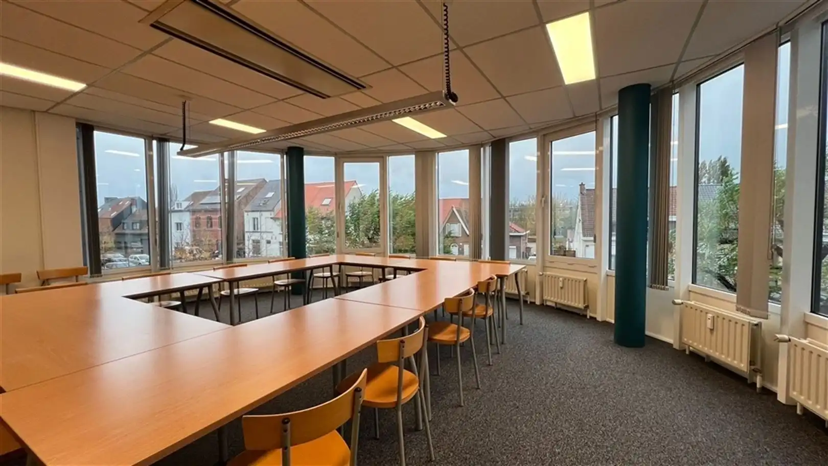 Gelegen aan het klaverblad (E40/E17) foto 18