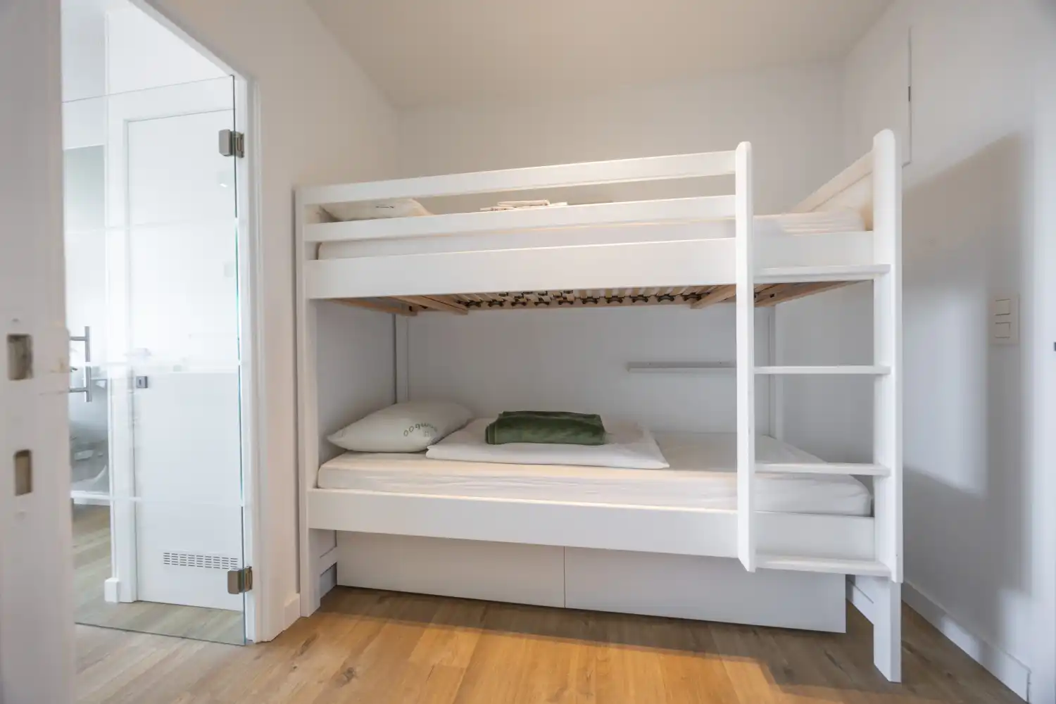 Gerenoveerde studio met terras en open zicht nabij zee foto 5