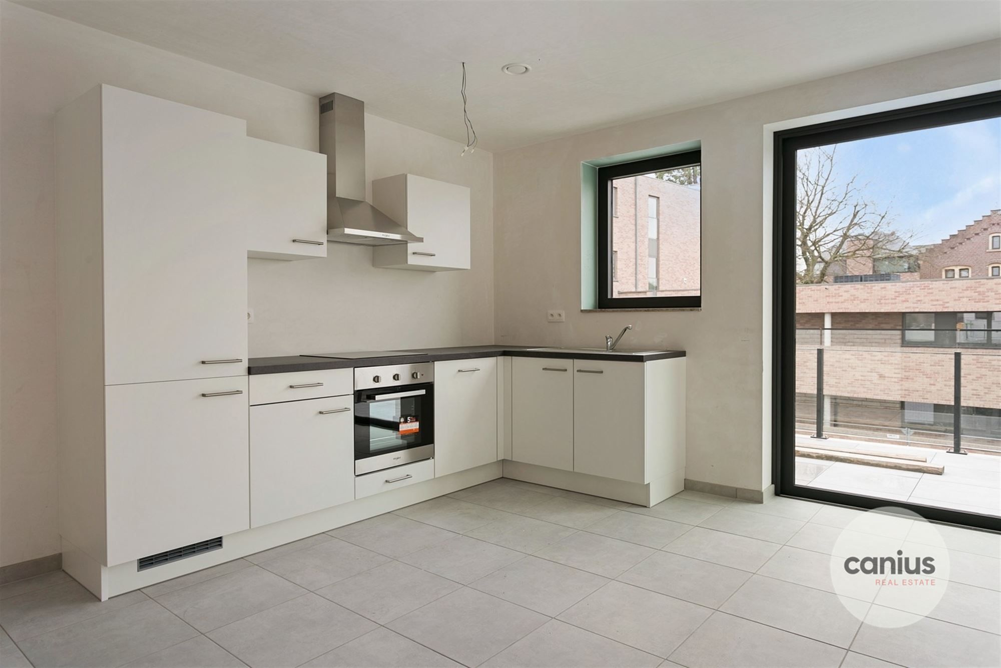 RECENT APP. MET 1 SLK, TERRAS EN AUTOSTAANPLAATS foto 6