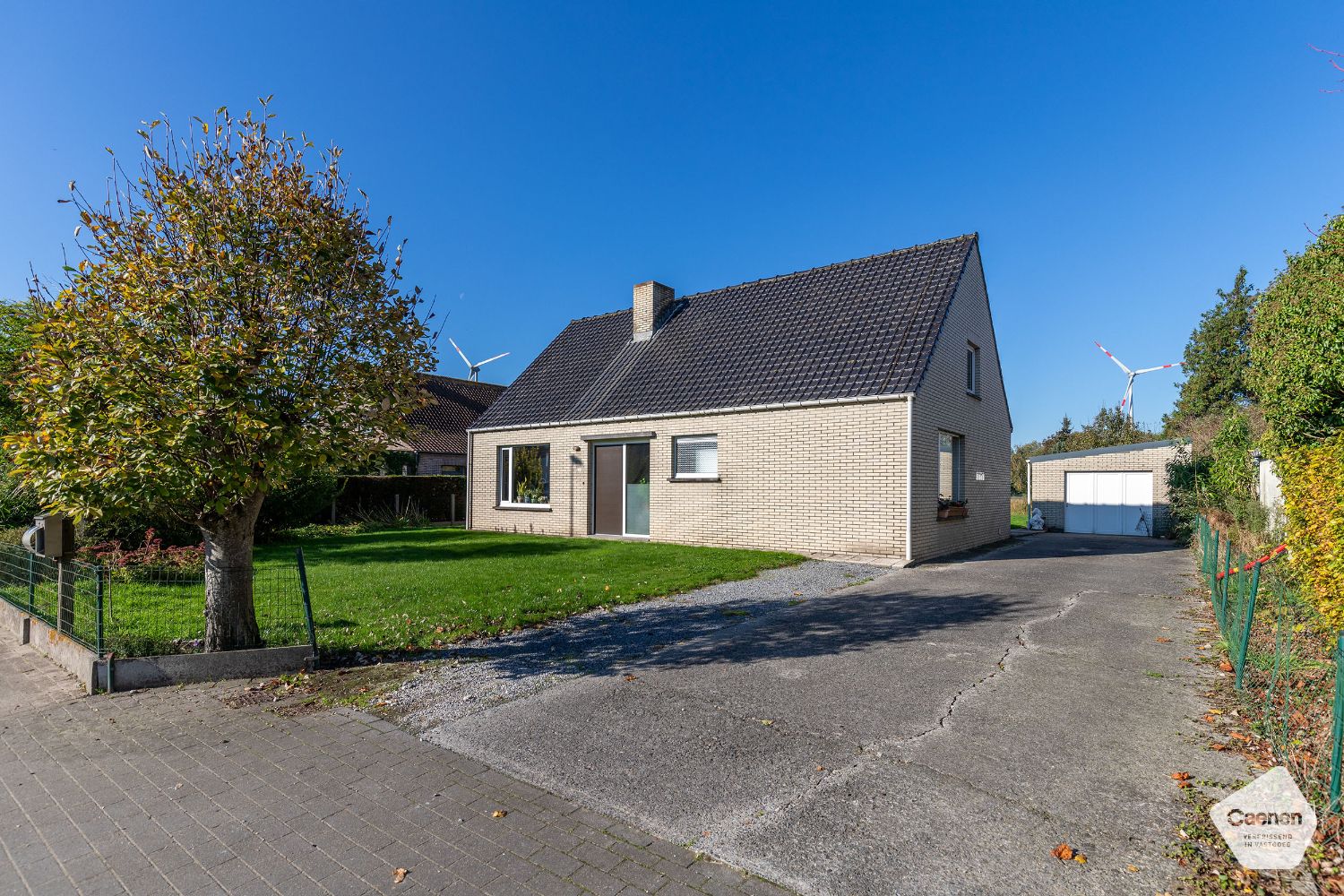 LANDELIJKE STEVIGE WONING op een mooi perceel van 1011 m² met 3 slaapkamers en GARAGE foto 2