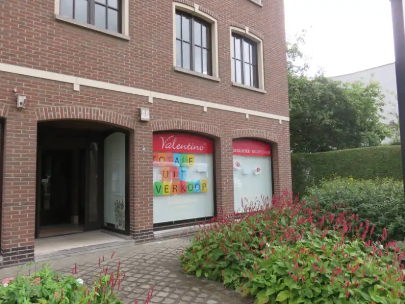 Mooi handelsgelijkvloers in centrum Hove foto {{pictureIndex}}