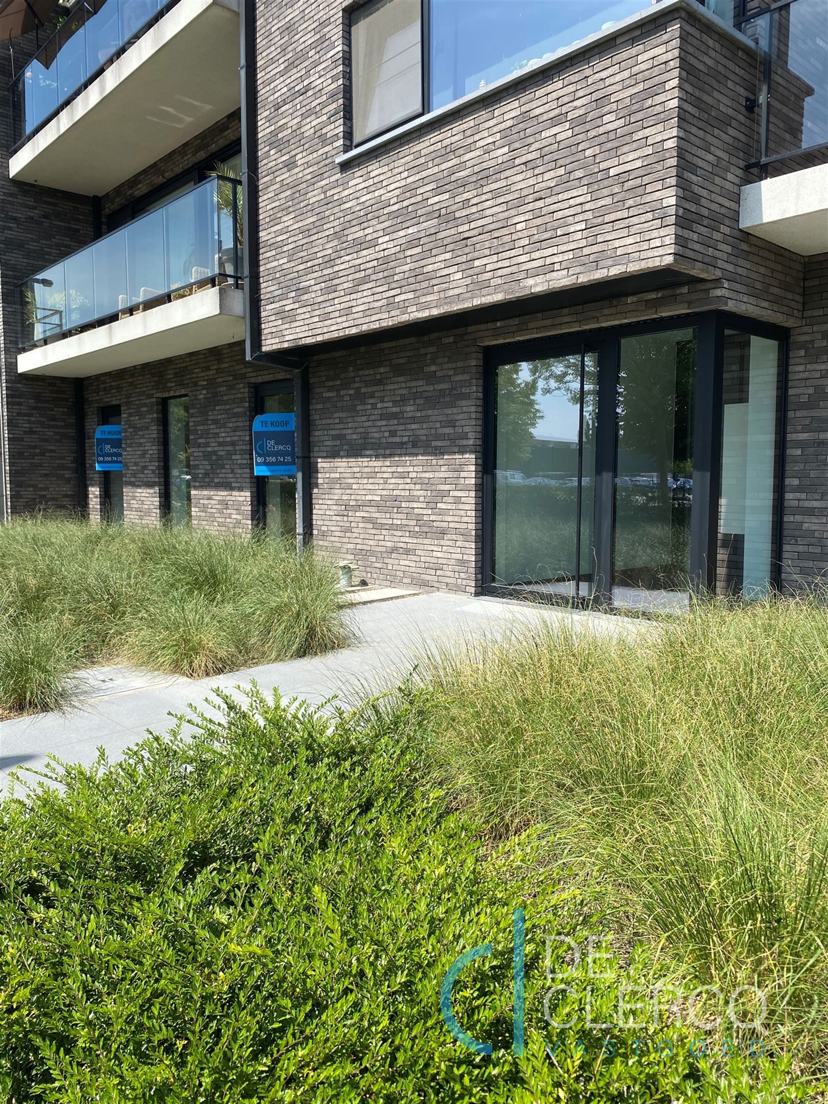 Nieuwbouw handelspand TE KOOP op toplocatie in Lochristi! foto {{pictureIndex}}