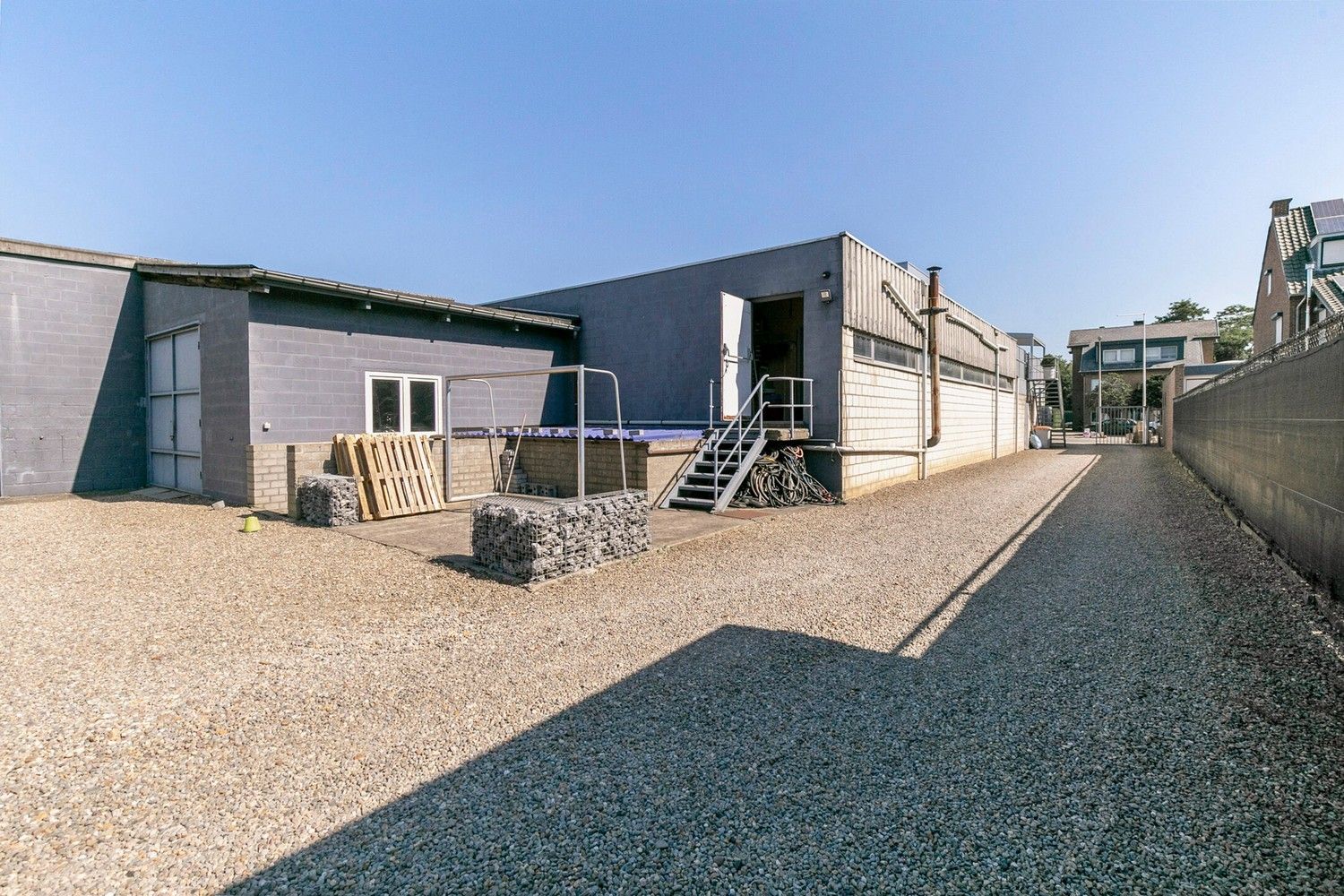 Handelsruimte met luxe duplex-appartement en verhuurde loodsen op het industrieterrein in Lanaken foto 37