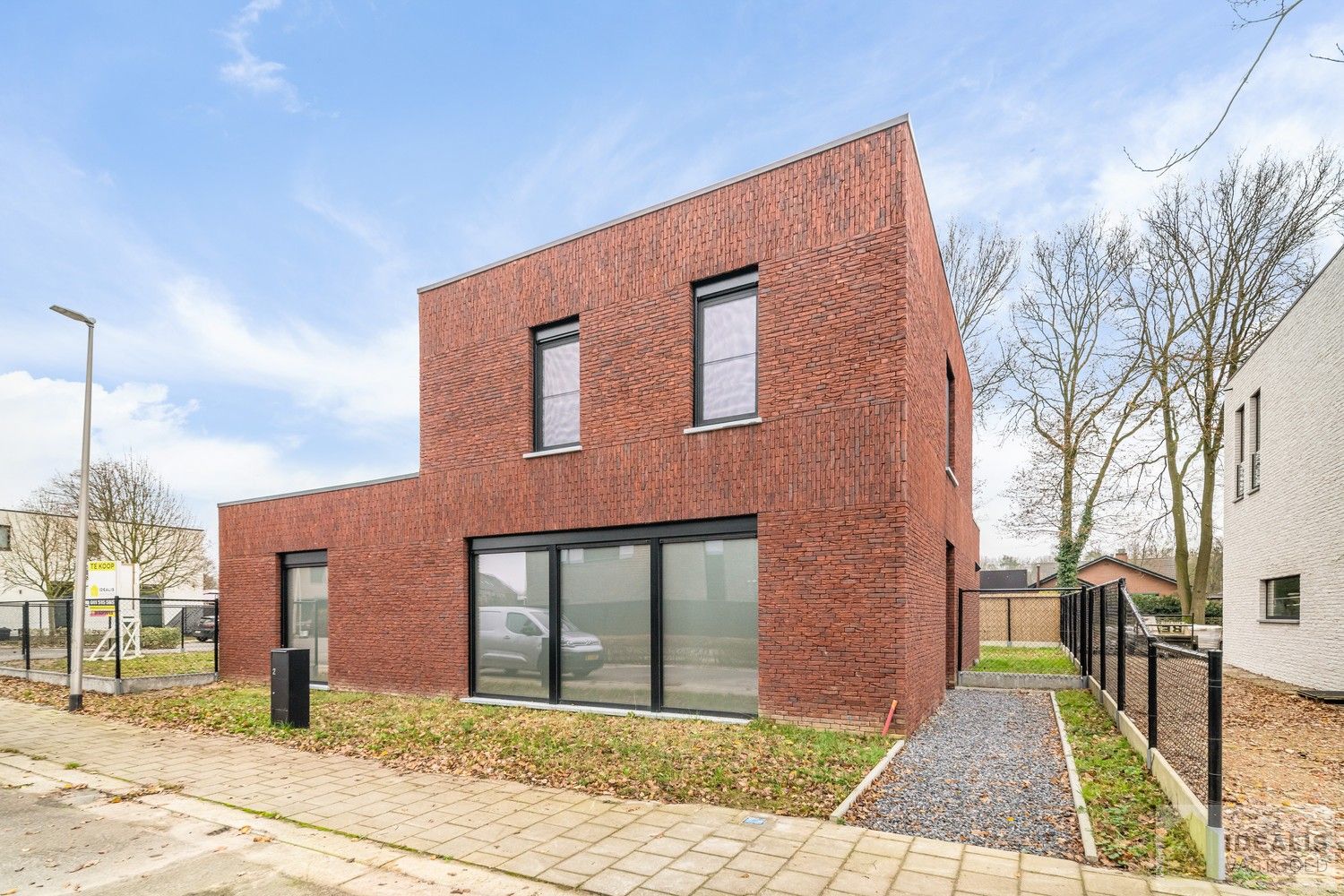 PRACHTIGE NIEUWBOUWWONING (2% REGISTRATIERECHTEN MOGELIJK!) MET EEN HEERLIJK LICHTRIJKE WOONKAMER MET OPEN KEUKEN, RUIME BERGING, BUREEL, 3 SLAAPKAMERS, RUIME DRESSING EN RUIME BADKAMER VOORZIEN VAN ALLE COMFORT! EEN HEERLIJK RUIM HUIS MET EEN NAAR WENS AAN TE LEGGEN TUIN, OP EEN GEGEERDE LOCATIE NABIJ HET CENTRUM VAN PEER! foto 3