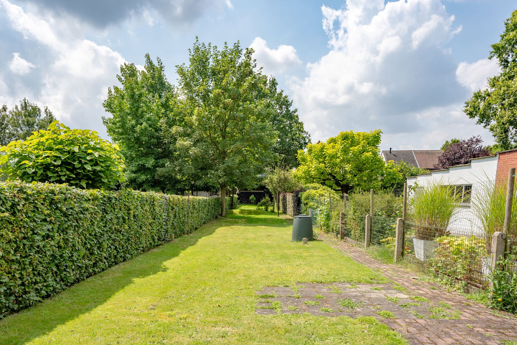 Goed gelegen te renoveren woning met 3 slaapkamers en ruime tuin! foto 9