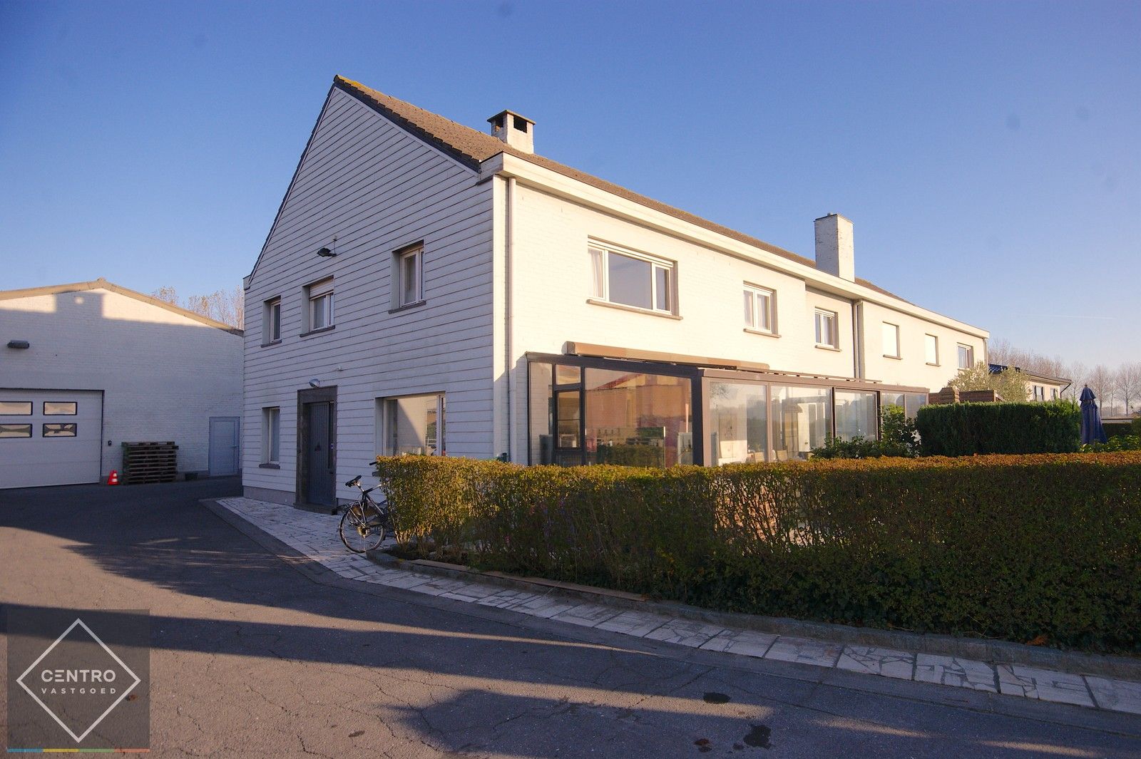 Ruime woning met 4 slpks, garage, bureel én tuin! foto 1