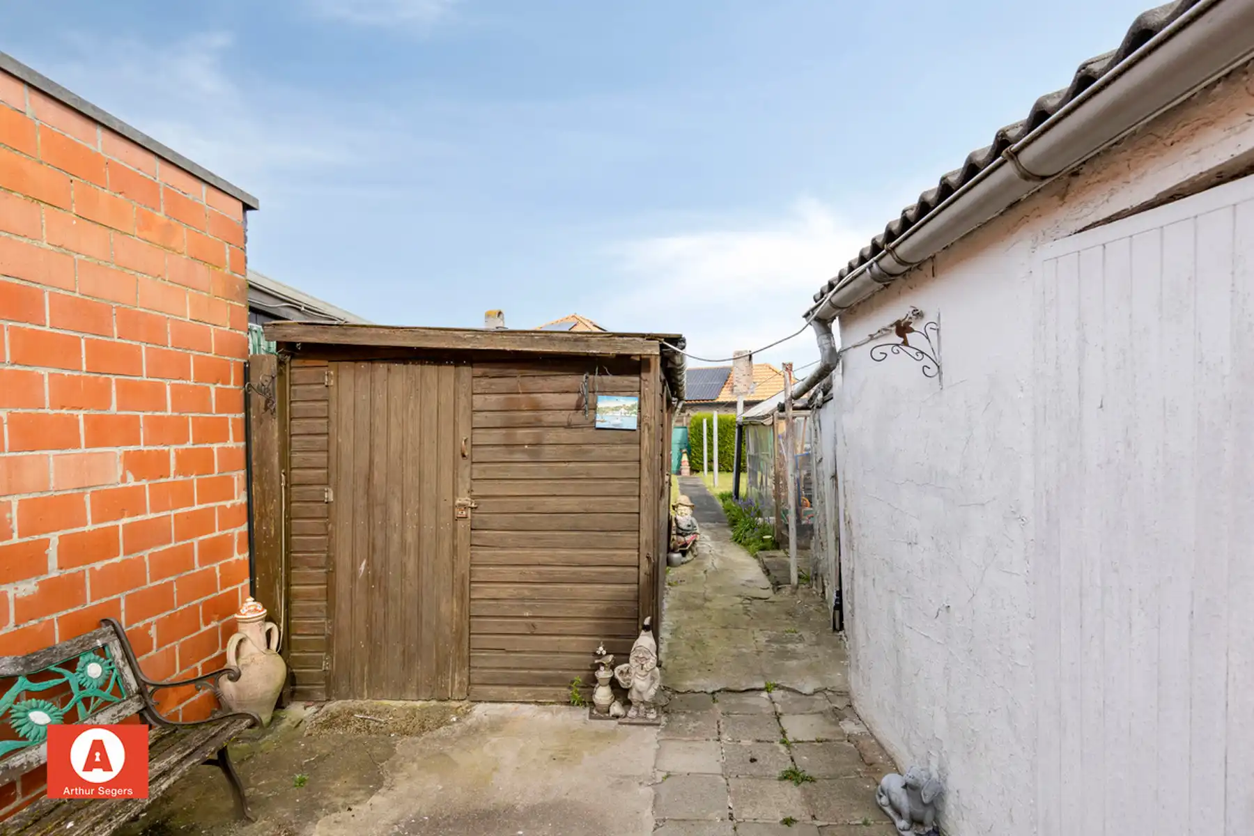 Solide half-open bebouwing met achtergelegen fietswegel. foto 25