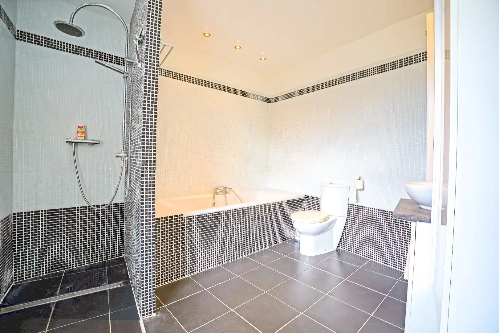 Charmante rijwoning met 3 slaapkamers te centrum Veurne (Petit Paris). foto 10