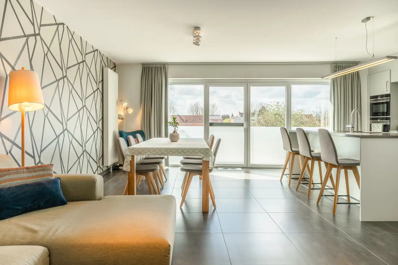 Instapklaar en modern appartement met garage foto 4