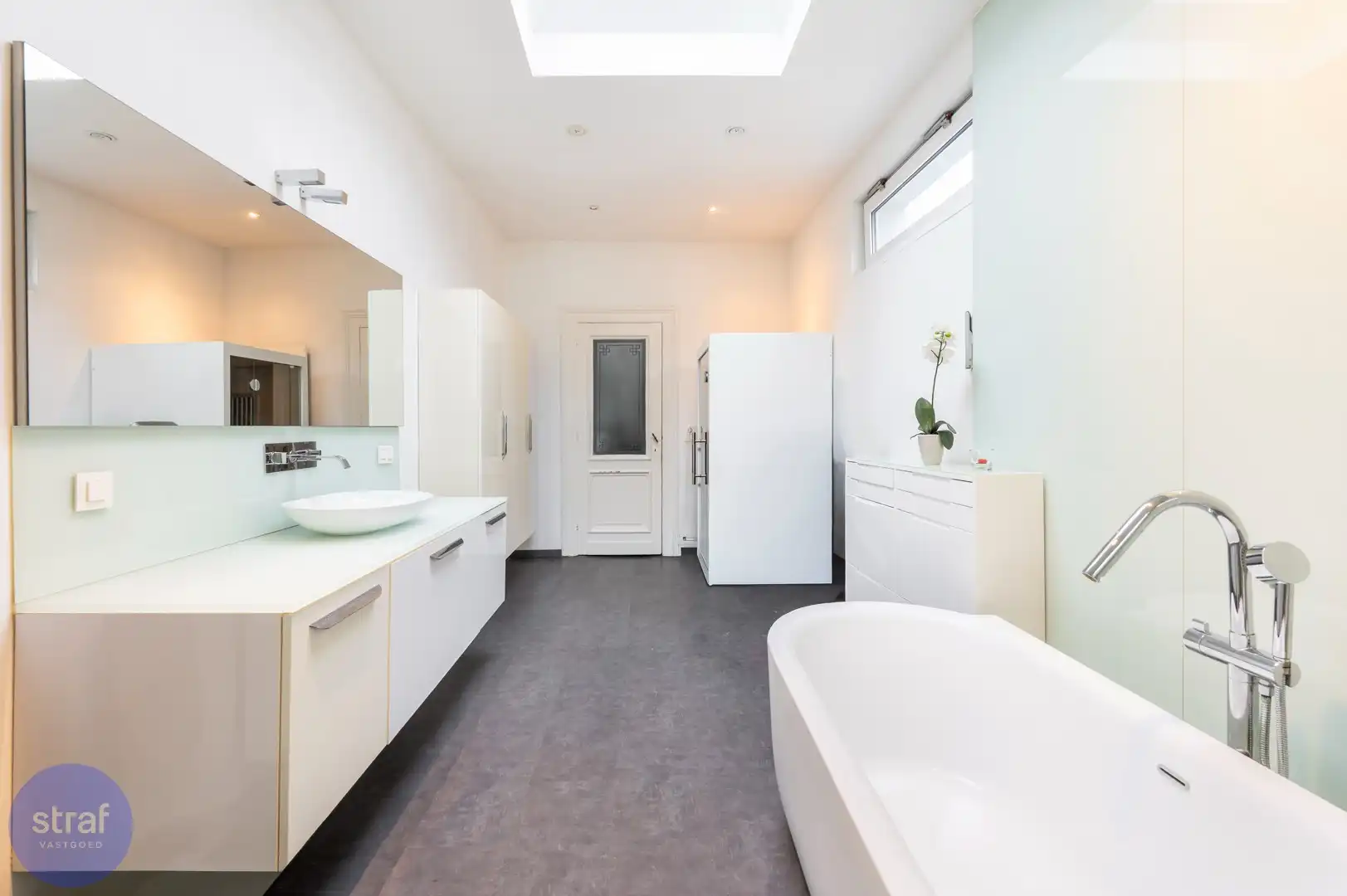 Klassevol Herenhuis met 6 slaapkamers met grote zonnige tuin foto 19