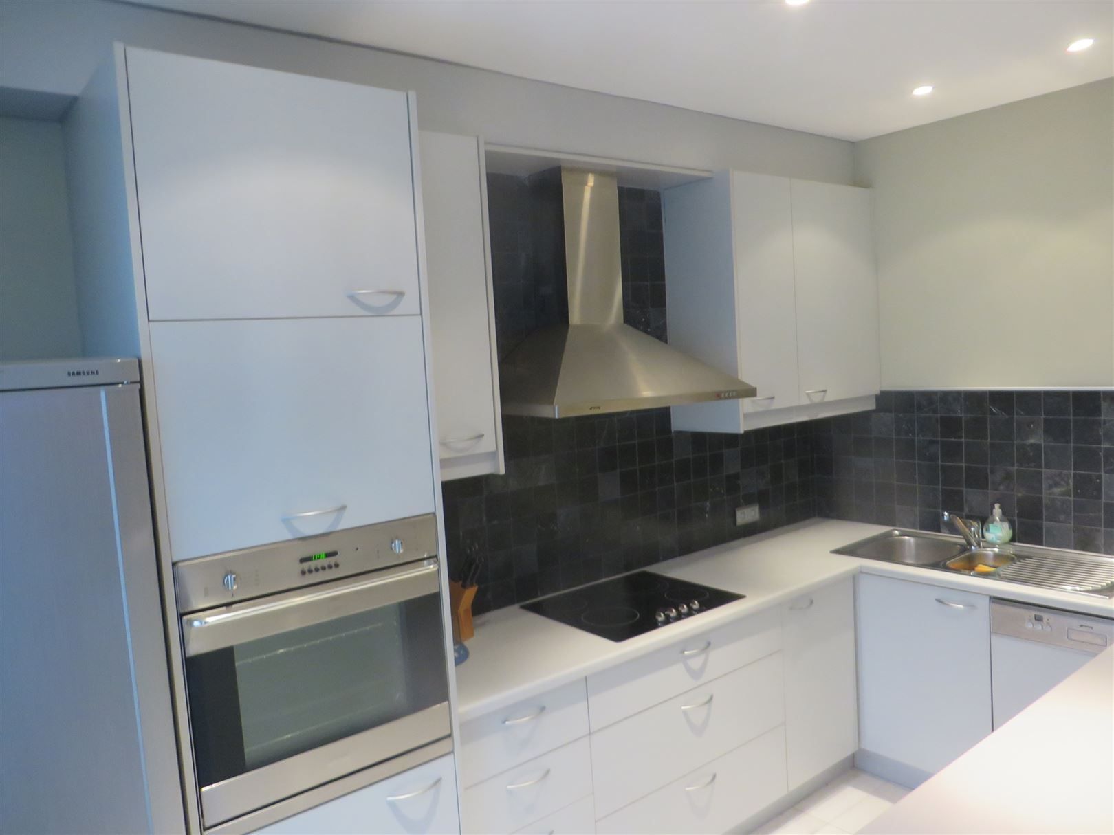 Gemeubeld appartement met 2 slaapkamers in Merksem foto 5