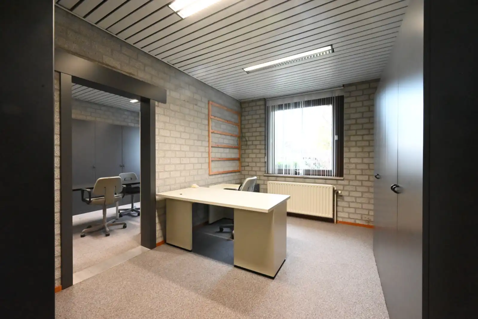 Praktijk-/ kantoorruimte op een commerciële locatie! foto 4