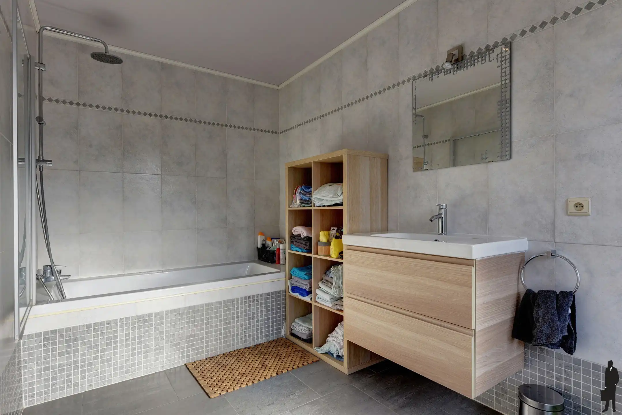 Ruim, lichtrijk appartement met 2 slpk., terras en garage foto 8