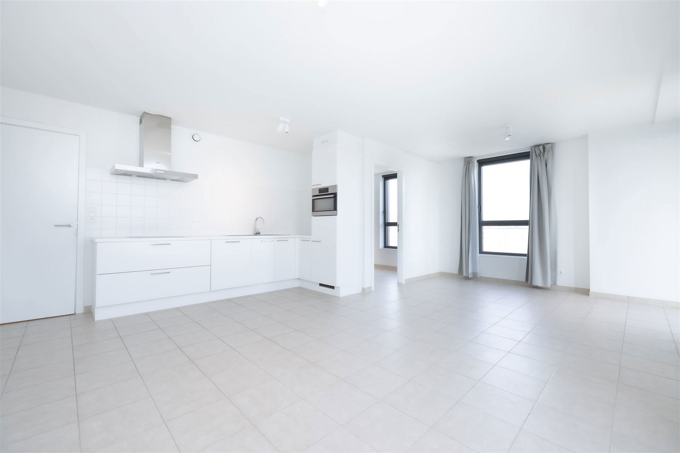 Aantrekkelijk bijna nieuw appartement met 1 slpk en terras foto {{pictureIndex}}