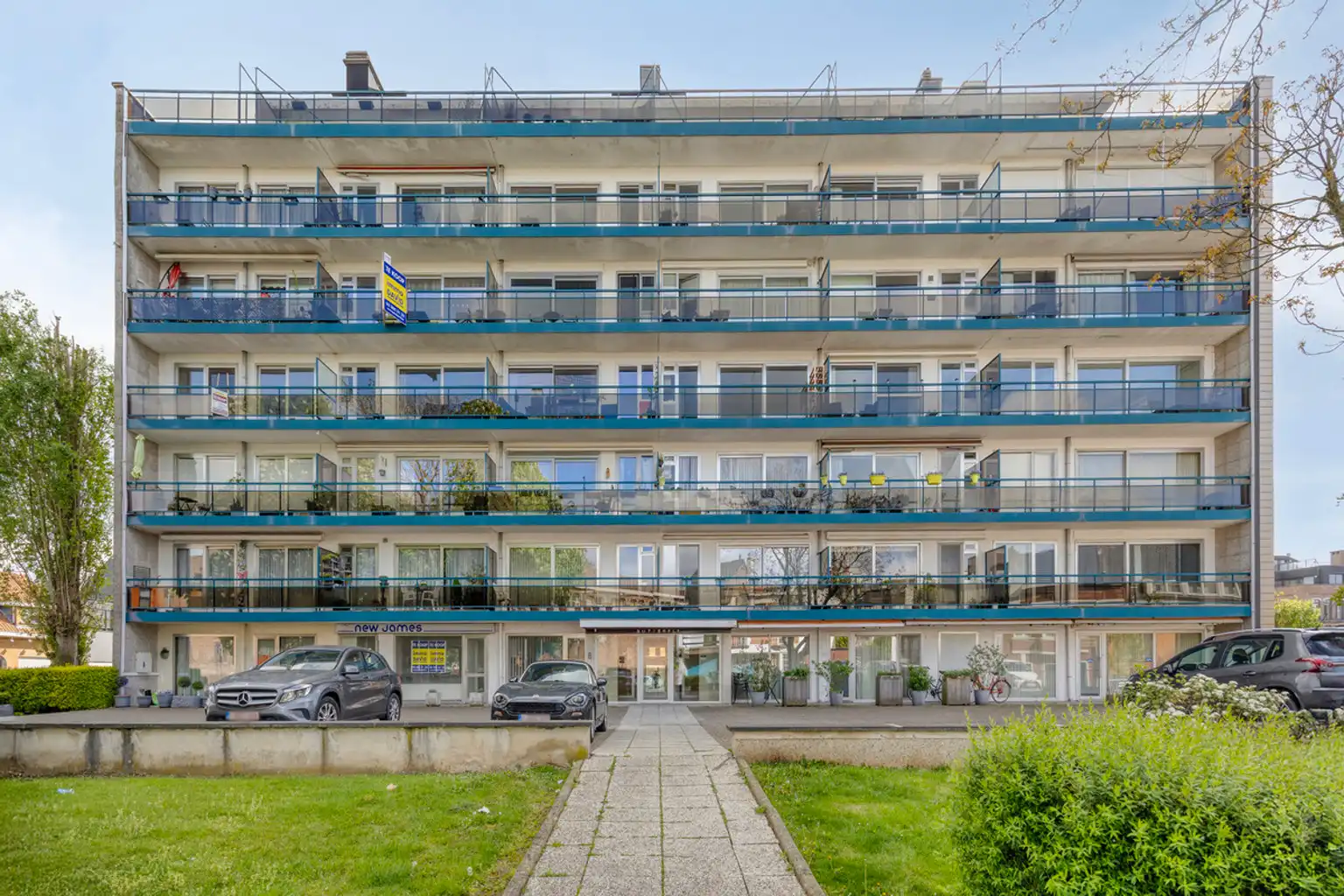 Gerenoveerd appartement met twee slaapkamers en parking foto 18