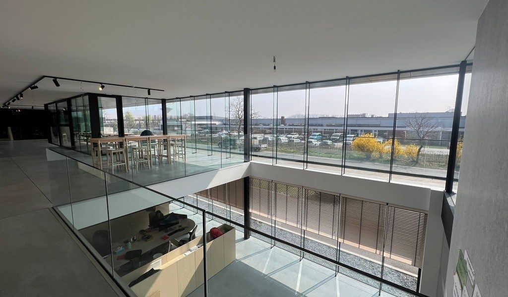 Recent bedrijfsgebouw met prachtige kantoren te huur in Lokeren foto 6