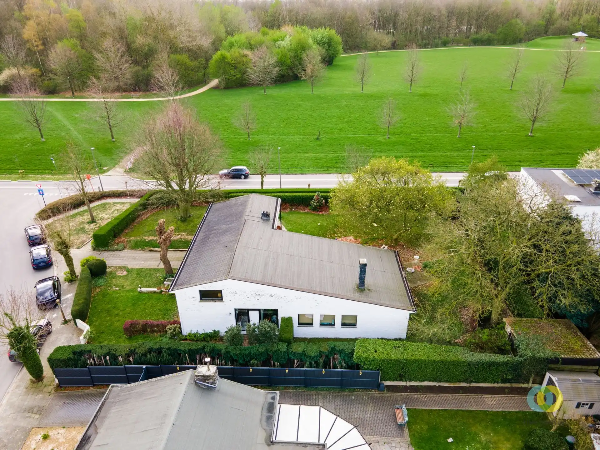 Ruime villa met praktijkmogelijkheden en zicht op groen foto 2