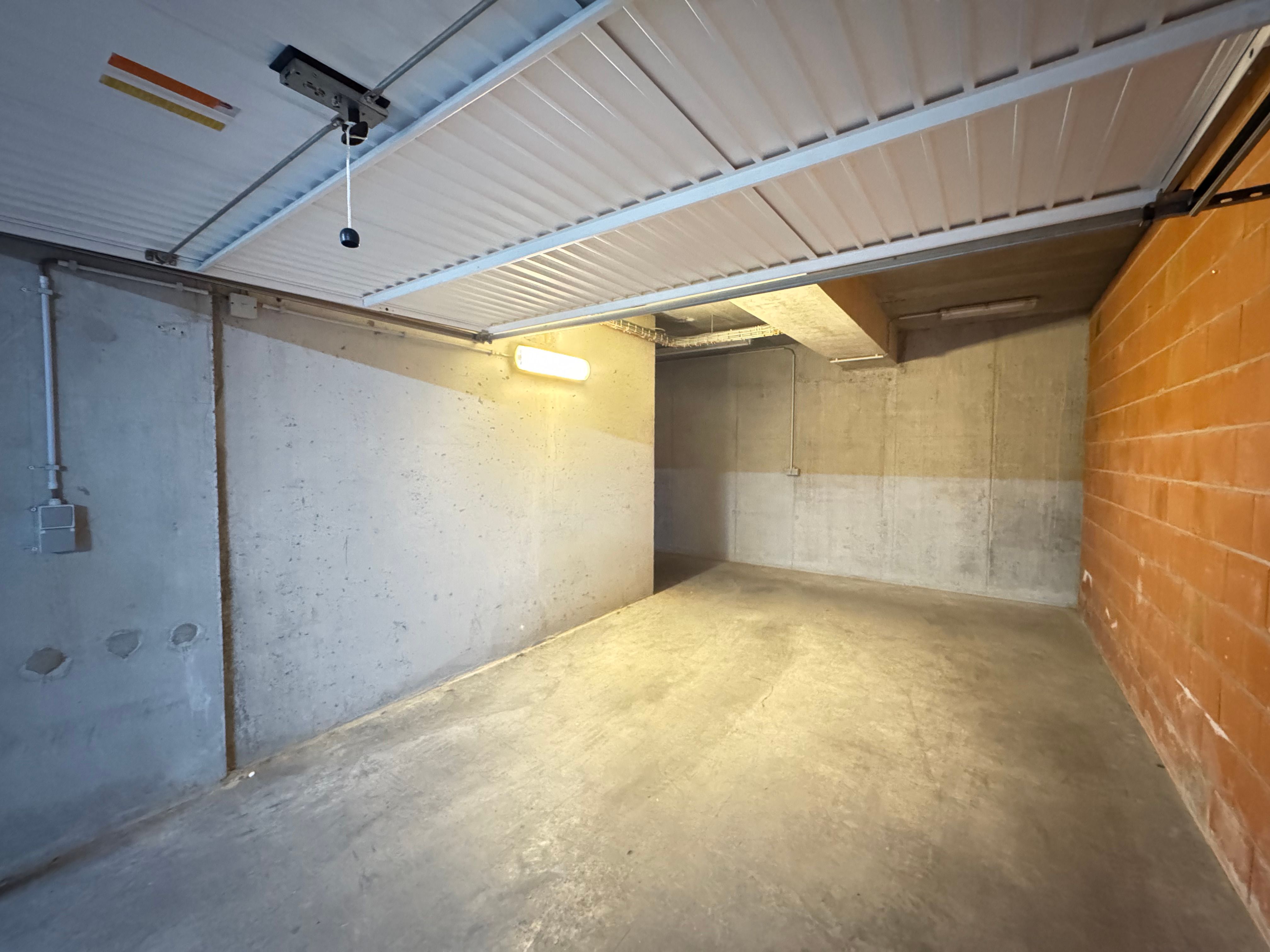 Ruime garagebox vlakbij Jachthaven foto 2